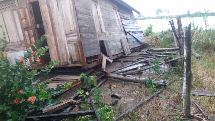 Rumah roboh akibat angin Puting Beliung (dok.istimewa)