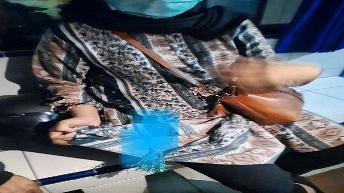 Foto: Seorang wanita bernama Rosmiati (32) menjadi korban teror busur (suararakyat.net/Nanda.N)
