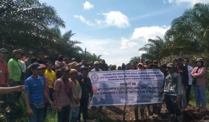 Kelompok Tani Lakukan Pemblokiran , foto: (Anang/suararakyat.net)