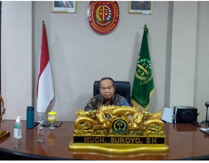 Foto: Kajari Tapanuli Utara much Suruyo SH MH di ruang kerjanya (dok.istimewa)