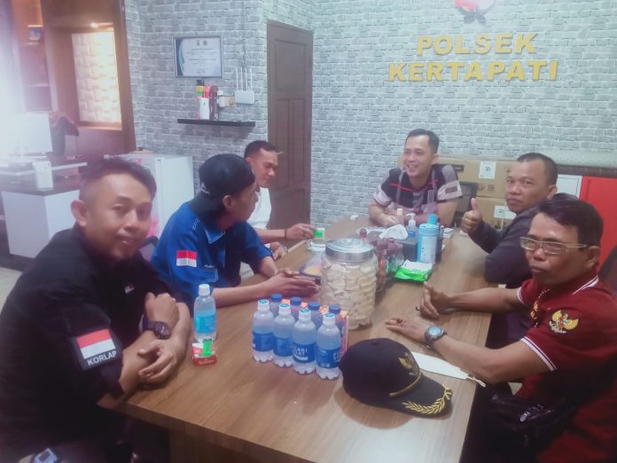 AKP Alfredo Hidayat Kapolsek Kertapati beserta rekan-rekan wartawan (dok.istimewa)