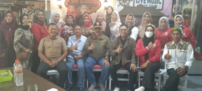 Keteranga foto: Sesi Foto usai acara bersama seluruh pengurus Pujakesuma (dok.istimewa)