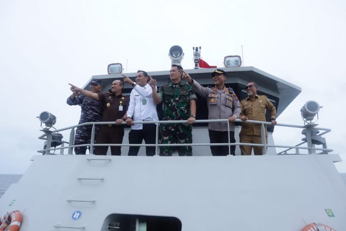 Danlanal TB/AS dan Forkopimda saat menyusuri perairan Kabupaten Asahan (dok.istimewa)