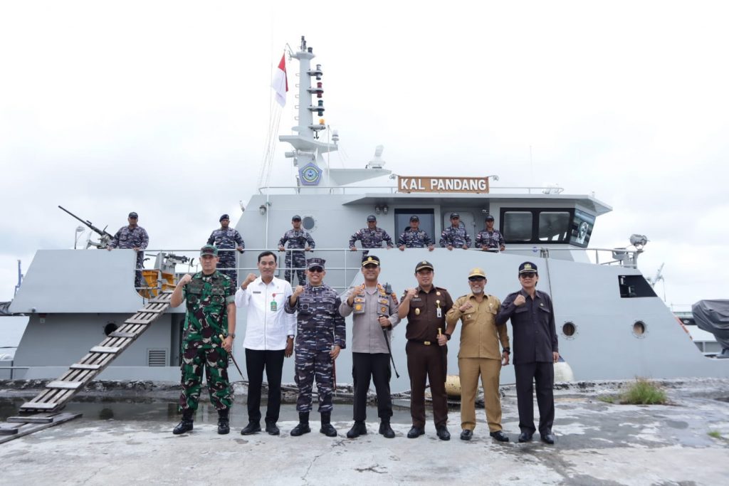 Keterangan foto : Danlanal TB/AS beserta Forkopimda Asahan saat hendak berangkat menyusuri perairan Asahan