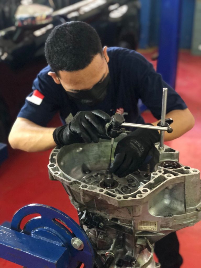Keterangan foto : Siswa SMK Negeri - 1 Air Putih jurusan Tehnik Kenderaan Ringan Otomotif ( doc/istimewa )