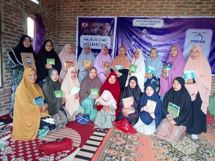Santriwati Majelis Ilmu Mujahidah (MIM) yang didominasi kaum emak-emak (dok.istimewa)