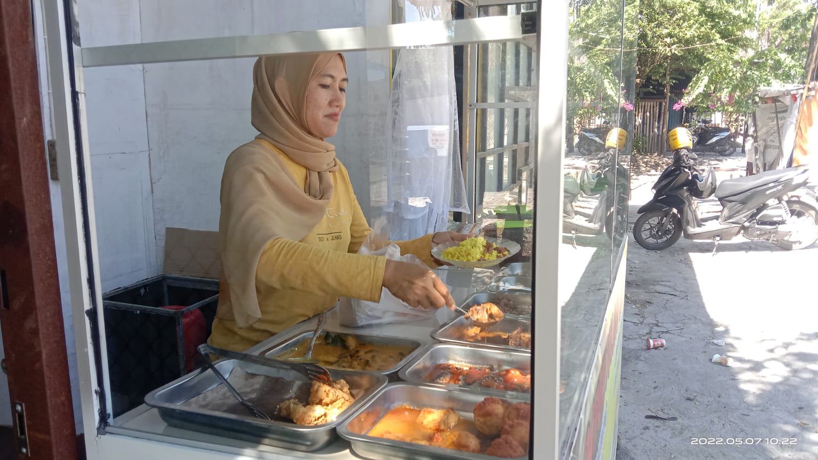 Keterangan fhoto: Astri sedang melayani pembeli (dok.istimewa)
