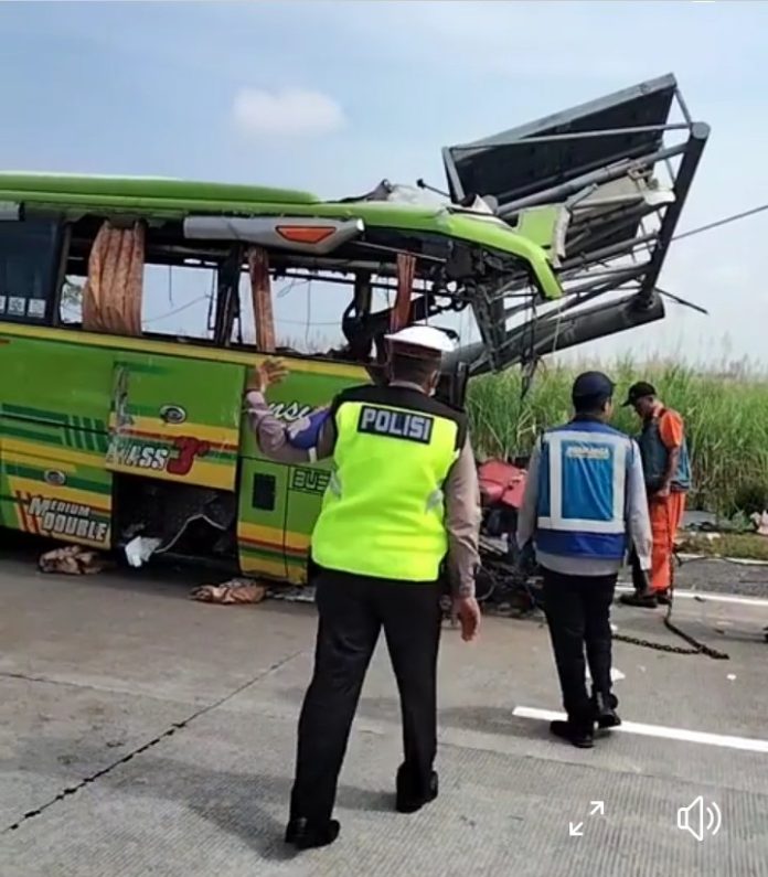 Keterangan Foto: Bus Pariwisata Ardiansyah berisi 25 penumpang yang mengalami Kecelakaan di Tol Mojokerto Surabaya KM 712 (suararakyat.net/Okik)