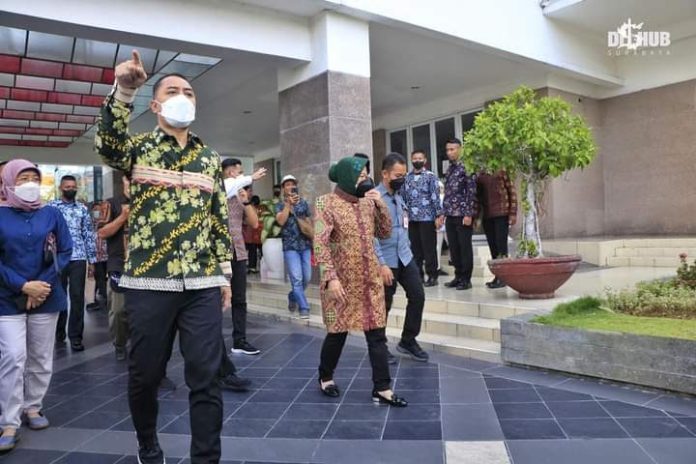 Keterangan Foto: Wali Kota Surabaya Eri Cahyadi mendampingi Wakil Presiden (Wapres) K.H. Ma’ruf Amin, Menteri Sosial Tri Rismaharini serta Wakil Gubernur Jawa Timur Emil Elestianto Dardak (dok.istimewa)