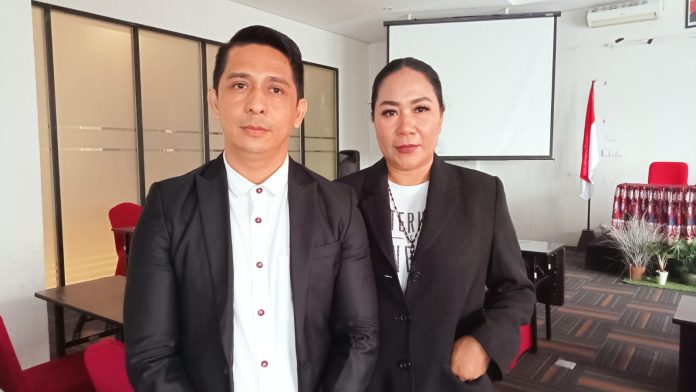 Keterangan Foto: Yoseph P. Marang, Area Supervisor Promosi PT. Rembaka NTT bersama, Dewi Lamabelawa, Ketua Biro MUA DPD PAPPRI NTT (suararakyat.net/Arifin)