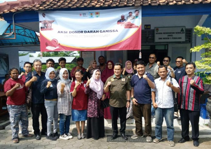 Keterangan Foto: Wakil Bupati Pemalang Beserta Keluarga Alumni SMAN 1 Pemalang (dok.istimewa)