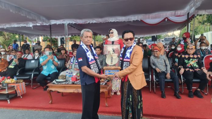 Sam Haris Serahkan Cinderamata kepada Wali Kota Malang, Drs. H. Sutiaji, foto : (Arifin / suararakyat.net)