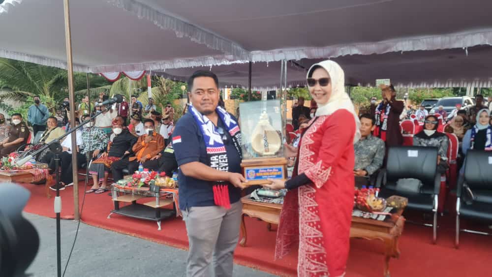 Sam Bravo, Serahkan Cinderamata kepada Wali Kota Batu, Bunda Dewanti Rumpoko