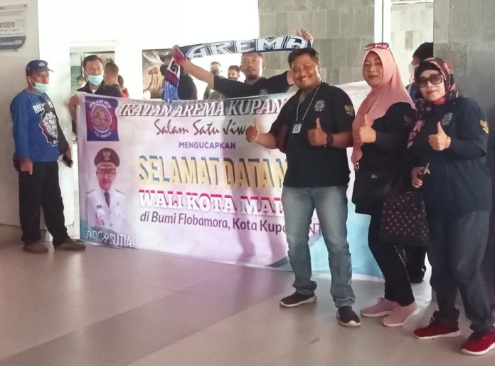 Keterangan Foto : Lantunan Lagu Kebesaran Aremania, Menggema Mengiringi Kedatangan Wali Kota Malang dan Wali Kota Batu (dok.istimewa)