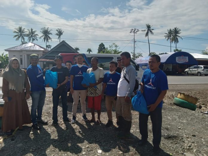 Anggota DPR RI dari fraksi Demokrat, Dapil III Sulsel.,Muhammad Dhevy Bijak Pawindu, menyalurkan bantuan sembako, foto: (dok.istimewa)