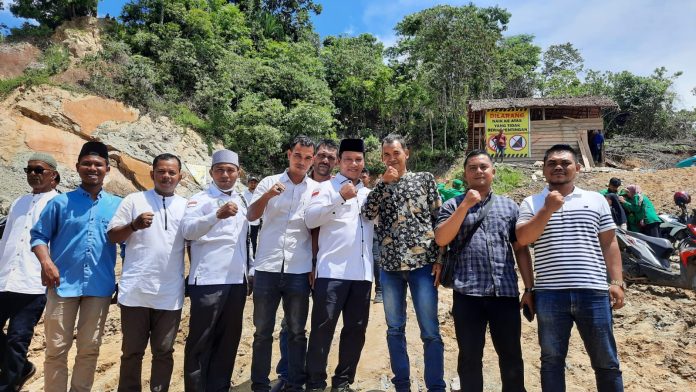 Anggota Komisi V DPR RI, H. Ruslan M Daud (HRD) melakukan kunjungan kerja dan temu ramah dengan masyarakat Pirak Timu, foto: (dok.istimewa)