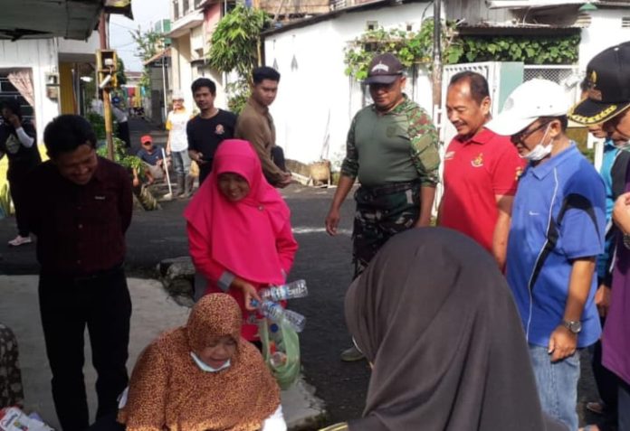 Keterangan foto: Bupati Wonosobo Afif Nurhidayat saat meninjau kegiatan kerja bakti (Foto/Istimewa)