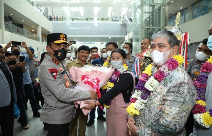Kapolda Sumut Irjen Pol. Drs. R. Z. Panca Putra S, M.Si menyambut kedatangan Kontingen Pesparawi Sumut, foto: (dok.istimewa)