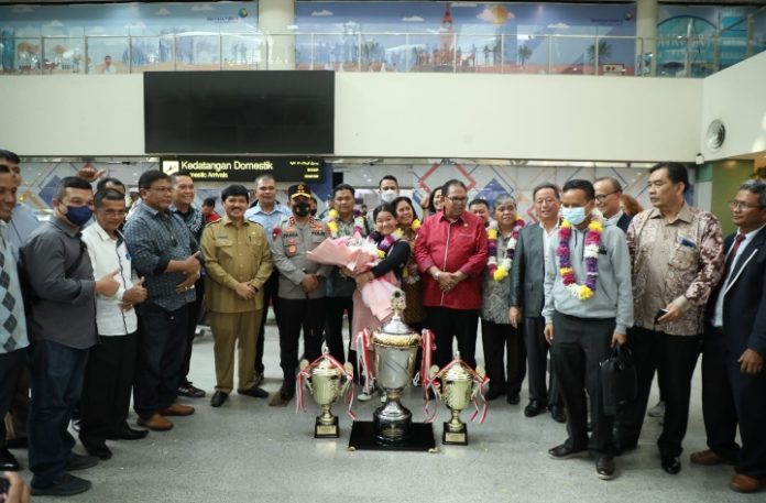 Kapolda Sumut Irjen Pol. Drs. R. Z. Panca Putra S, M.Si menyambut kedatangan Kontingen Pesparawi Sumut, foto: (dok.istimewa)