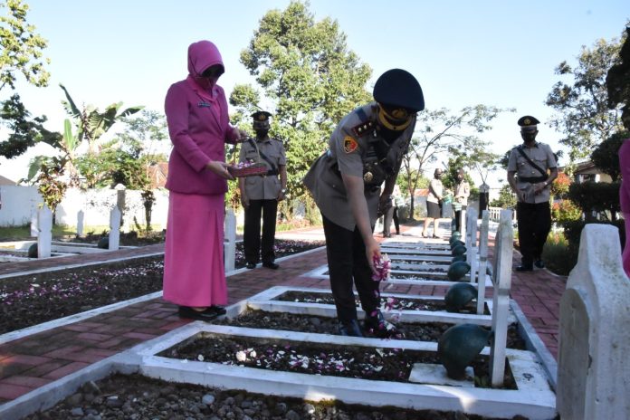 Keterangan foto: Kapolres Wonosobo Eko Novan saat menabur bunga di TMP (Foto/Humas Polres)