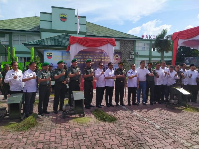Keterangan Foto: Sesi foto bersama peluncuran mesin Penyarut Lidi sawit (suararakyat.net/Anang )