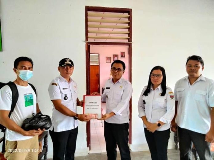 Keterangan foto: Pemerintah Desa Pakuure di bawah kepemimpinan Calvin Selang menyerahkan uang donasi sebanyak Rp.7.180.000 (dok.istimewa)