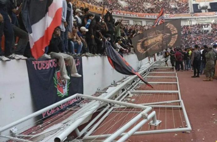 Dinding Tribun Pembatas JIS Ambrol (dok.istimewa)