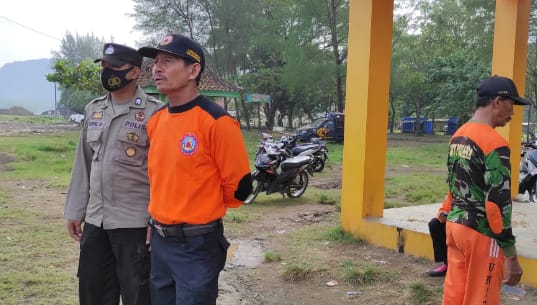 Keterangan foto: Tim penyelamat dari polsek dan Basarna dalam proses pencarian Korban ( dok/istimewa)