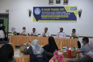 Keterangan foto : Wakil Bupati Asahan berikan arahan dan pesan kepada ratusan tenaga pendidik SMPN - 1 Kisaran