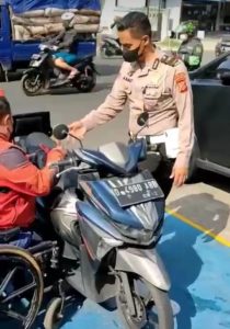 Polisi Sedang melayani Wajib Pajak Distabilitas