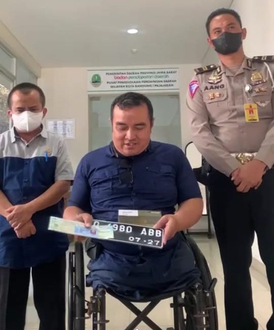 Penyandang Distabiltas saat membayar Pajak Kendaraan Bermotor di Samsat Pajajaran Kota Bandung (dok.istimewa)