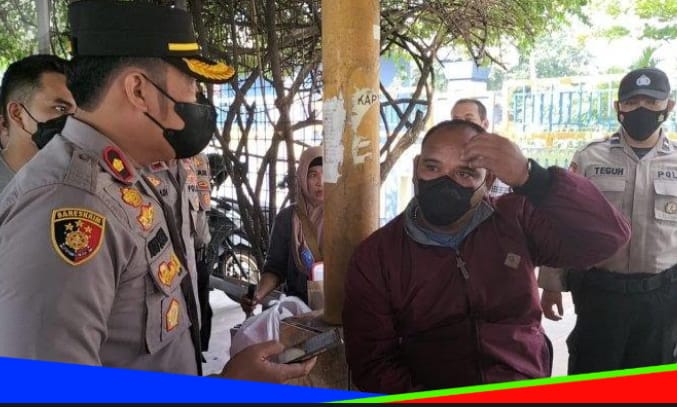 Petugas Polsek Kelapa Gading merazia gerombolan penagih utang (dok.istimewa)