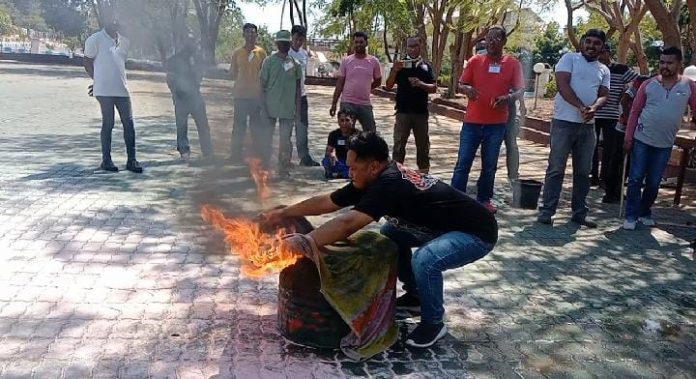 Para Anggota Linmas saat Praktek Memadamkan Api (suararakyat.net/Arifin)