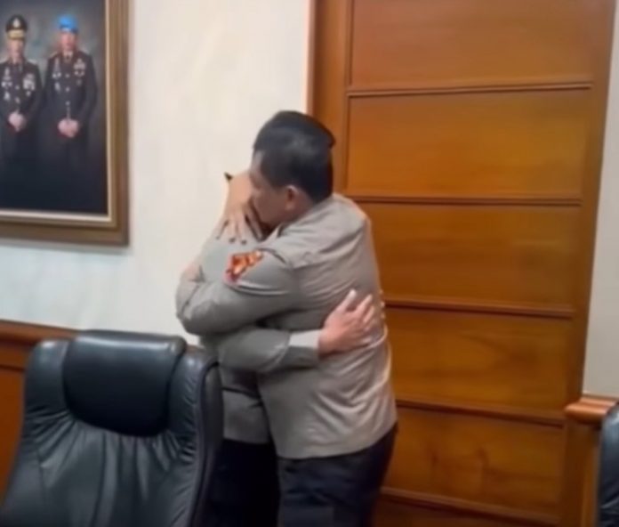Pelukan Kapolda Metro dengan Irjen Sambo (dok.istimewa)