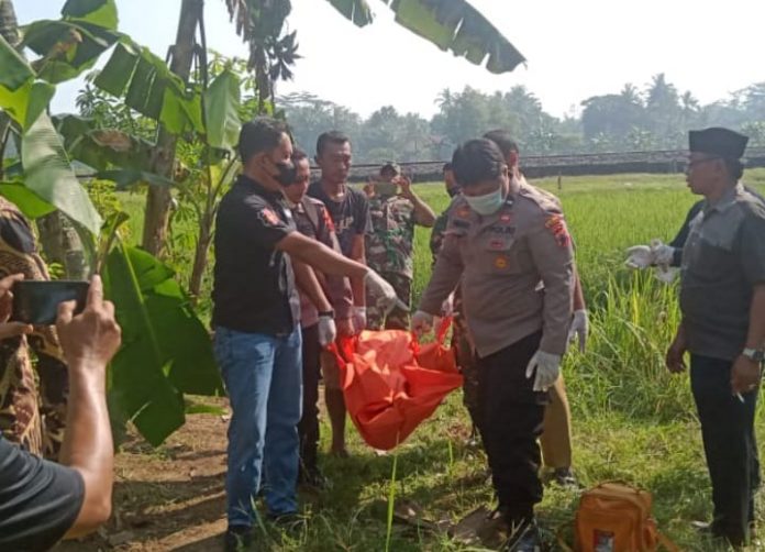 Keterangan foto: Proses pengangkatan Jenazah oleh tim Inafis Polres Kebumen (dok.istimewa)