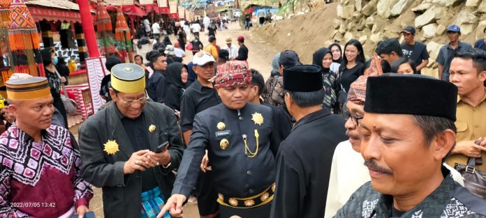 Keterangan foto: SBJ Bersama Istri Menghadiri Rambu Solo (dok.istimewa)