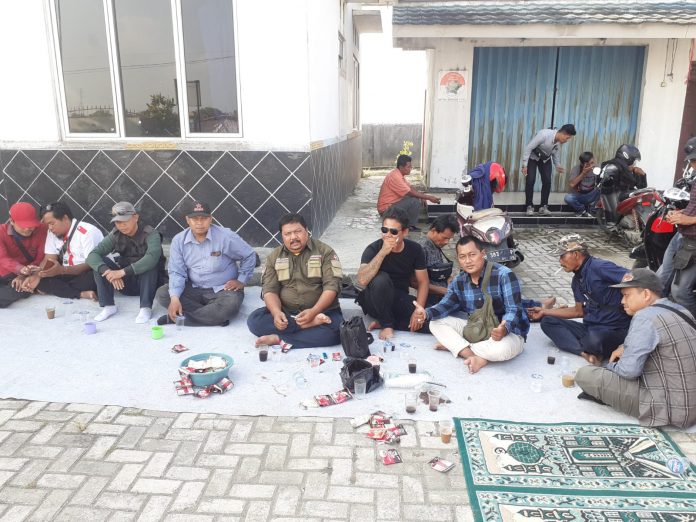 Keterangan foto: Kades Mulyajaya silaturahmi dengan Pers (JAWARA) Jajaran Wartawan Utara Karawang (dok.istimewa)