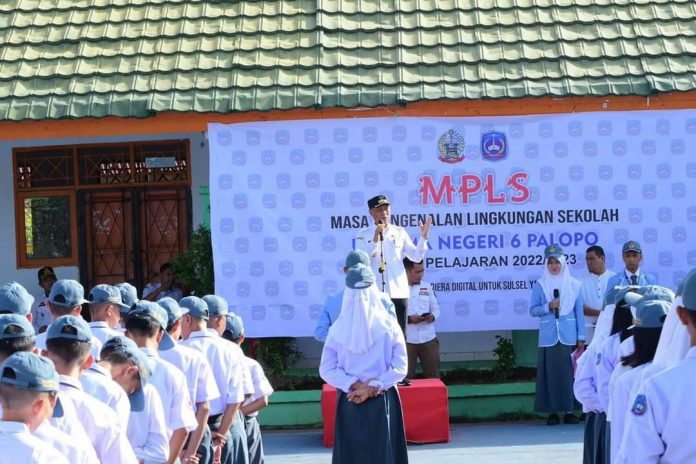 Wakil Walikota Palopo Dr.Ir.H Rahmat Masri Bandaso (RMB), menjadi pembina Upacara UPT di SMA Negeri 6 Palopo