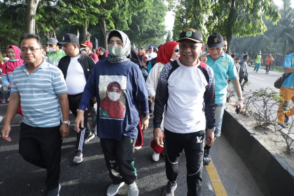 Keteranga foto : Bupati Asahan didampingi Wakil Ketua Dewan Pembina DPP PKB Pujakesuma saat melaksanakan gerak jalan santai (dok/istimewa)