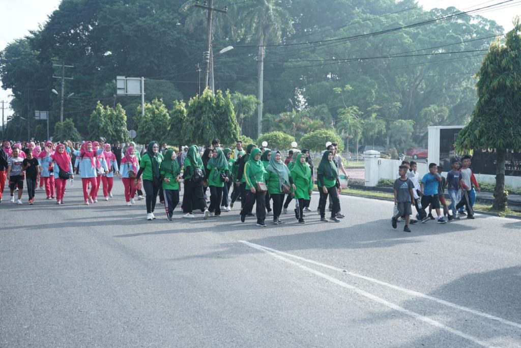 Keterangan foto : Antusias ratusan orang peserta gerak jalan santai semarak HUT Pujakesuma ke - 42