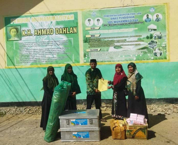 PDM Pidie Jaya Serahkan Bantuan Edukasi