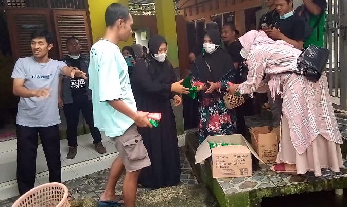 Keceriaan ODGJ saat menerima bantuan dari Komunikasi Sedekah Air Wonosobo (suararakyat.net/Suhirman)