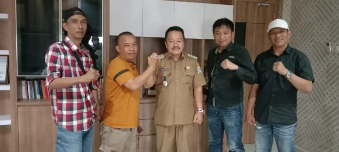 Khairul Minsyar Camat Kertapati beberapa dengan awak Media (dok.istimewa)
