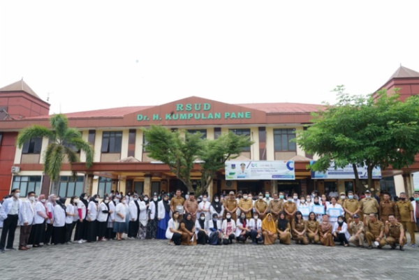 Pj Walikota Tebing Tinggi diabadikan dengan jajaran RSUD Kumpulan Pane usai menandatangani komitmen bersama mendukung Akreditasi (dok.istimewa)
