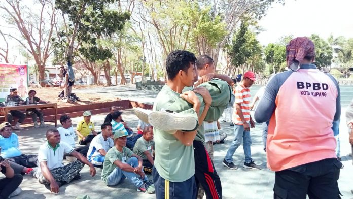 Para Anggota Linmas sedang melakukan Praktek Evakuasi Korban Bencana bersama BPBD (dok.istimewa)