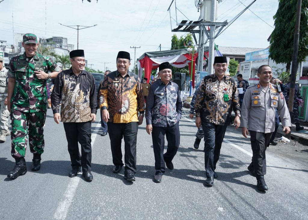 Keterangan foto : Jalan bareng bersama unsur Forkopimda Asahan usai membagikan Bendera Merah Putih. (dok/istimewa)