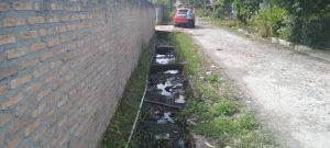 Keterangan foto : Limbah pabrik diduga dari hasil pengolahan sabut kelapa yang langsung dibuang ke parit badan jalan ( foto/joko )