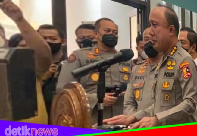Kepala Inspektorat Pengawasan Umum Komjen Pol Agung Budi Maryoto menyebut bahwa istri Irjen Pol Ferdy Sambo, Putri Candrawathi sebagai tersangka dalam kasus pembunuhan Brigadir Yosua Nopriansyah atau Brigadir J pada konferensi pers hari ini, pada Jum'at (19/8/2022) di Jakarta