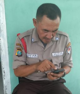 Keterangan foto: Komandan Pleton ( Danton ) Satuan Pengaman ( Satpam ) Kebun Sei Dadap Sofyan saat di konfirmasi ( foto/joko )