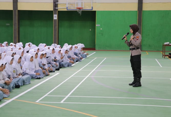 Ipda Nikmatun saat memberikan penyuluhan kepada siswa SMK N 2 Kebumen (dok.suhirman)